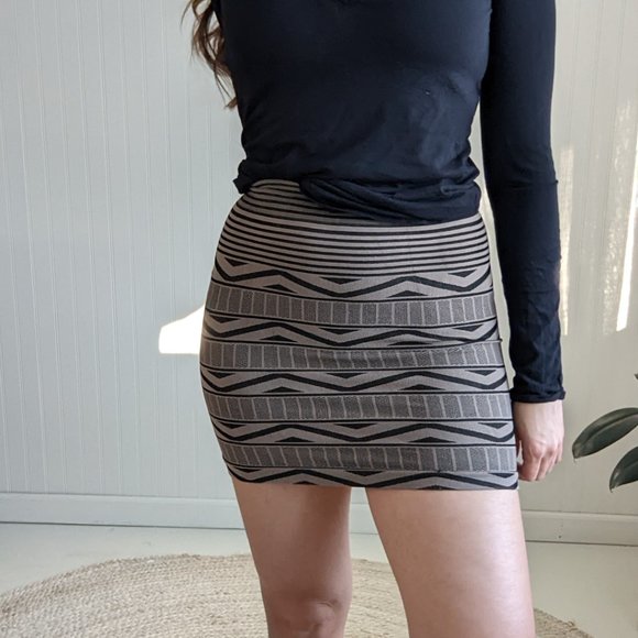 BCBG Patterned skirt xs - Picture 3 of 4